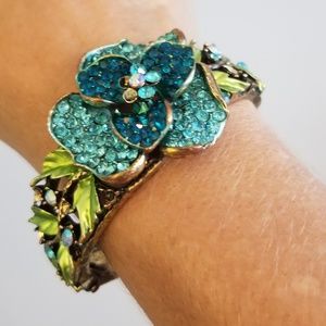Beautiful Spring Clasp Bangle Bracelet - Costume